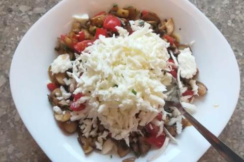 Paprika plnená zeleninou a syrom halloumi zapečená v rúre - recept postup 4