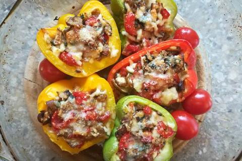 Paprika plnená zeleninou a syrom halloumi zapečená v rúre - recept postup 6