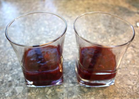 Čokoládový pohár s černicami - recept postup 9