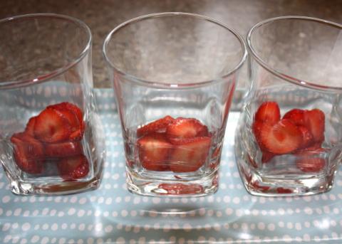 Smotanový pohár s jahodami - recept postup 5