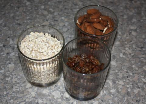 Jablkový koláč bez múky, cukru a pečenia - recept postup 1