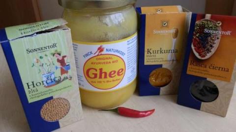 Fazuľové struky so sezamom a kurkumou. - recept postup 1