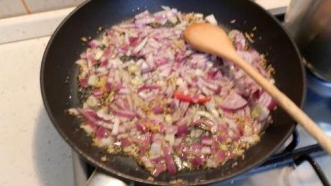 Fazuľové struky so sezamom a kurkumou. - recept postup 5