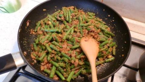 Fazuľové struky so sezamom a kurkumou. - recept postup 6