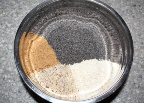 Sypaný makovo - orechový koláč s jablkami - recept postup 1