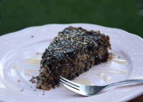 Sypaný makovo - orechový koláč s jablkami - recept postup 8