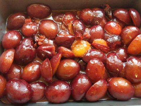 Obrátený slivkový koláč v hrnčekovej verzii - recept postup 1