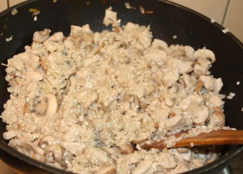 Rizoto s kuracím mäsom, šampiňónmi a špenátom - recept postup 4