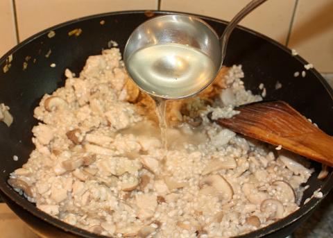 Rizoto s kuracím mäsom, šampiňónmi a špenátom - recept postup 6