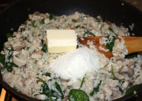 Rizoto s kuracím mäsom, šampiňónmi a špenátom - recept postup 9