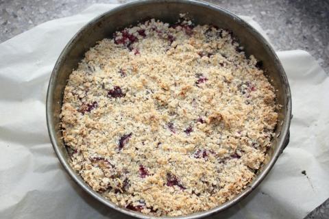 Slivkový koláč s posýpkou - recept postup 8