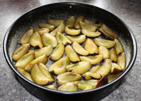 Prevrátený slivkový koláč - recept postup 3