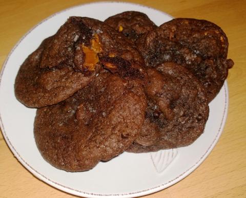 Čokoládové solené sušienky s karamelom a praclíkmi... - recept postup 1