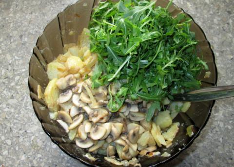 Zemiakový šalát s rukolou a šampiňónmi - recept postup 5