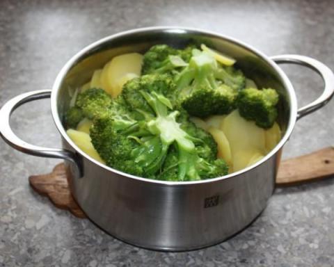 Zapekané zemiaky s brokolicou - recept postup 1