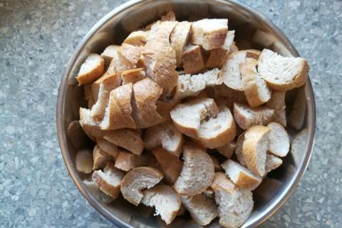 Žemľovka so slivkami a tvarohom - recept postup 1