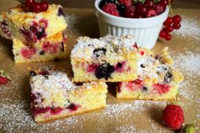 Hrnčeková bublanina s drobným ovocím, recept, Frommykitchendotcom