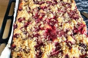 Tvarohový koláč s jahodami a posýpkou, recept, majas