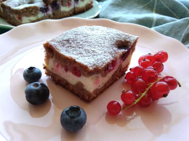 Kefírový koláč s tvarohom a drobným ovocím - recept