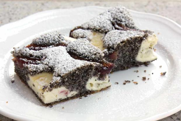 Slivkový koláč s makom a tvarohom - recept