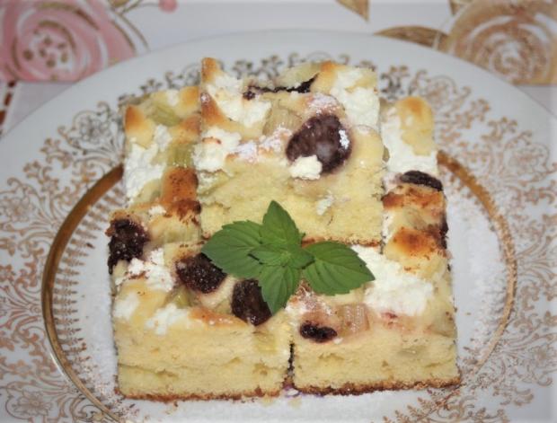 Šťavnatý rebarborovo-černicový koláč s tvarohom - recept