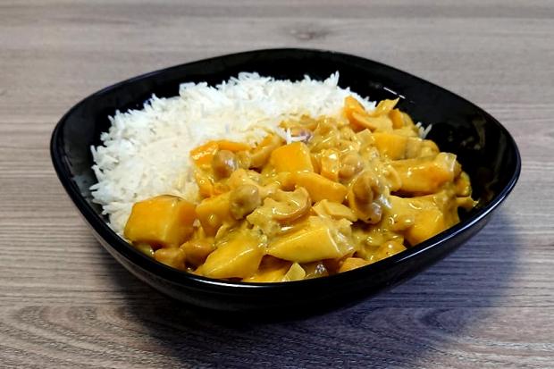 Kokosové kari s mangom a cícerom, recept