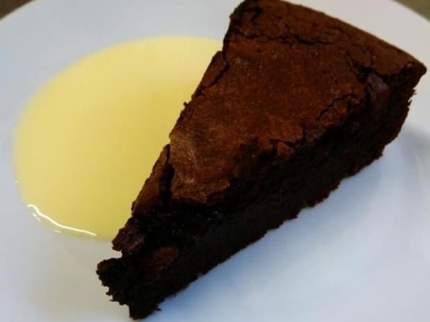 Čoko arašidová torta (bez múky) s vanilkovým šodó, Torty, recept, M.á.r.i.a