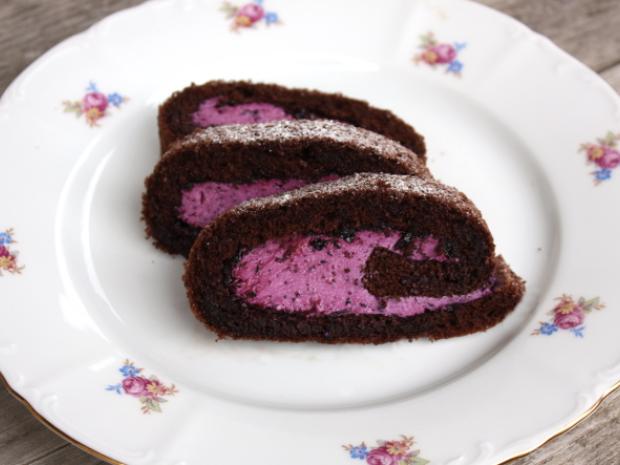 Čokoládová roláda s tvarohom a  čučoriedkami, Zákusky, recept, Kamila