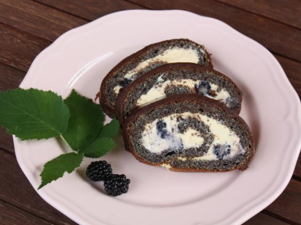 Maková roláda so žĺtkovým krémom a černicami, Zákusky, recept, Kamila