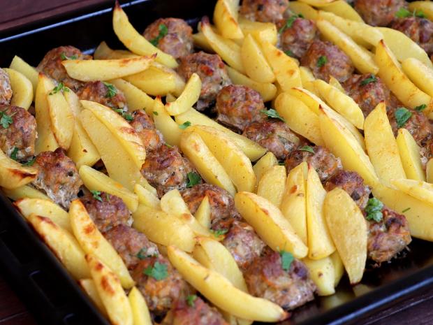 Mäsové guličky pečené spolu so zemiakmi, Hlavné jedlá, recept, Kamila