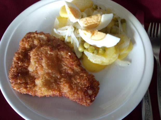 Bravčové rezne s cibuľovo-zemiakovým šalátom, Hlavné jedlá, recept, M.á.r.i.a