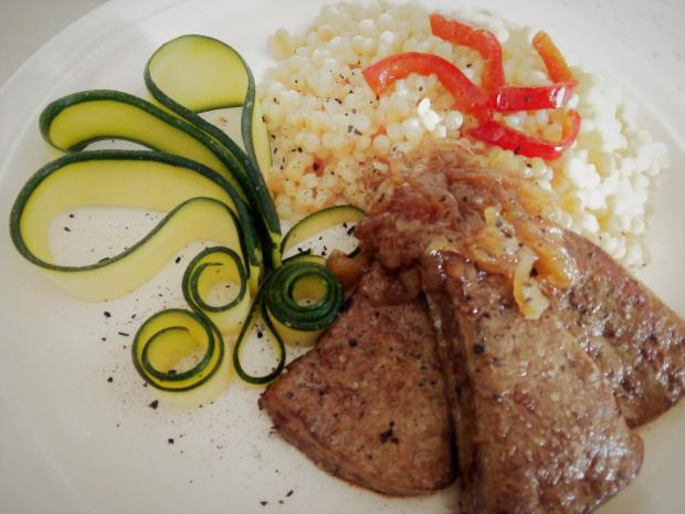 Hovädzia pečeň s karamelizovanou cibuľou, Hlavné jedlá, recept, M.á.r.i.a