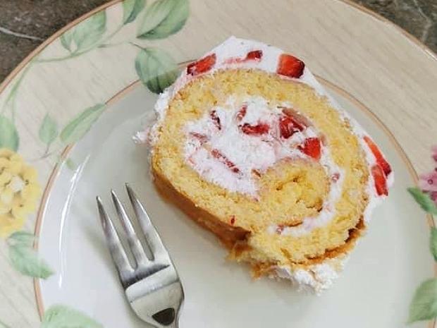 Smotanová roláda s jahodami, Zákusky, recept, Katmika