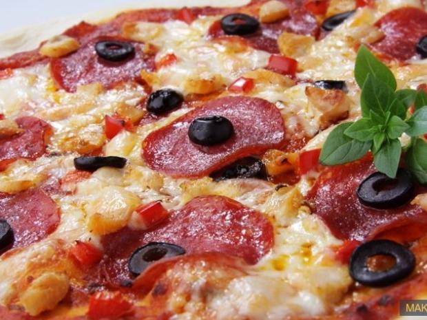 Tenká salámová pizza s mozzarellou, Hlavné jedlá, recept, makezilla