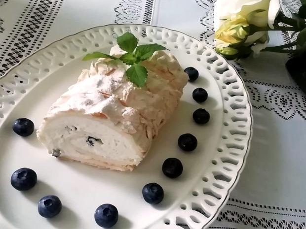 Snehová roláda s čučoriedkami, Zákusky, recept, Oľga Birošová