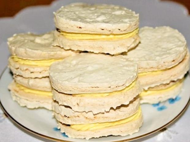 Orechové laskonky so žĺtkovým krémom, Zákusky, recept, melisa