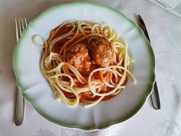 Mäsové guľky v paradajkovej omáčke a makaróny, Hlavné jedlá, recept, Oľga Birošová