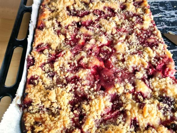 Tvarohový koláč s jahodami a posýpkou, Koláče, recept, majas