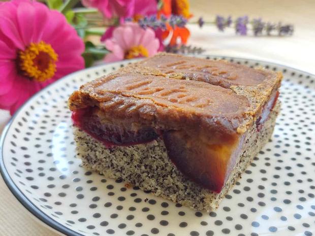 Obrátený makový koláč so slivkami a Lotus keksíkmi, Koláče, recept, dasa_