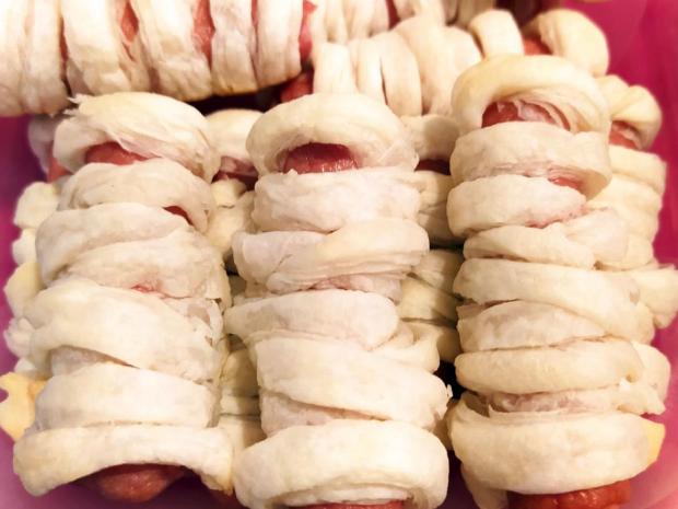 Párky v lístkovom ceste - múmie na Halloween, Slané, recept, Dzeny